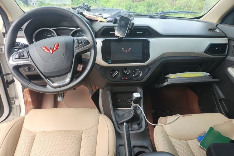 Used Wuling Hongguang 2021 1.5L S Comfort Edition LAR Center Console