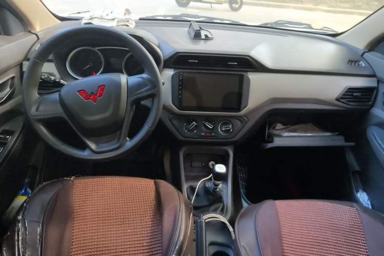 Used Wuling Hongguang 2021 1.5L Revised S Standard Version Hydraulic-Power-Assisted LAR Center Console