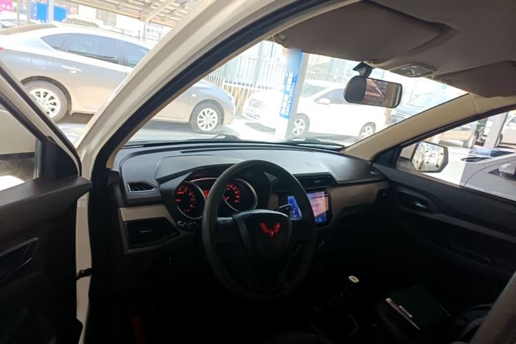 Used Wuling Hongguang 2021 1.5L Revised S Standard Version Hydraulic-Power-Assisted LAR Center Console