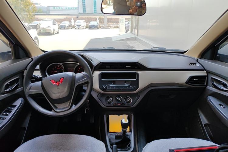 Used Wuling Hongguang 2021 1.5L Revised S Standard Version Hydraulic-Power-Assisted LAR Center Console