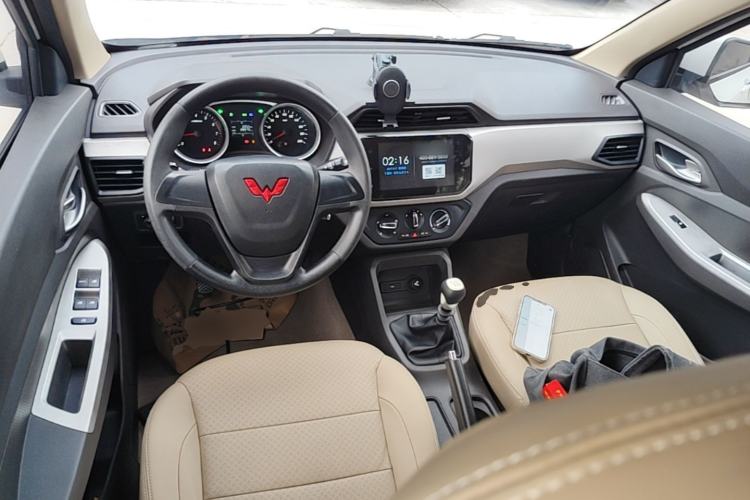 Used Wuling Hongguang 2021 1.5L S Comfort Edition LAR Center Console