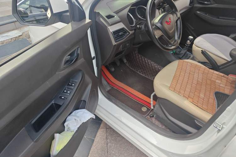 Used Wuling Hongguang 2021 1.5L Revised S Standard Version Hydraulic-Power-Assisted LAR Driver Seat
