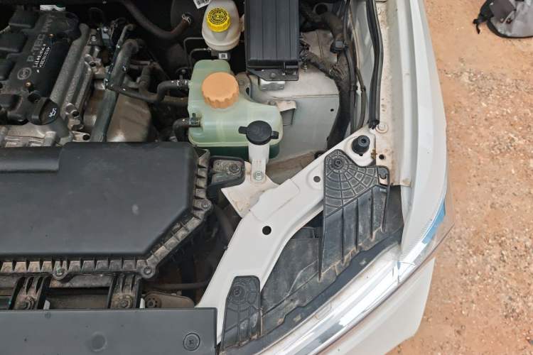 Used Wuling Hongguang 2021 1.5L Revised S Standard Version Hydraulic-Power-Assisted LAR Engine Bay Left
