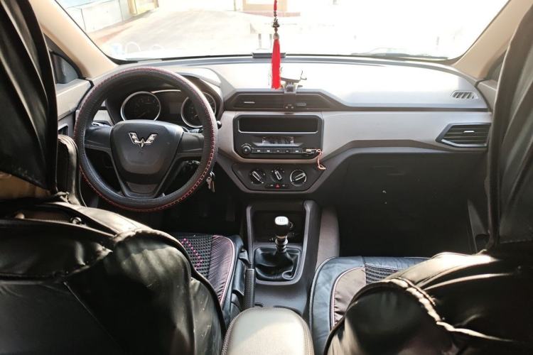 Used Wuling Hongguang 2021 1.5L S Standard Version LAR Interior 2