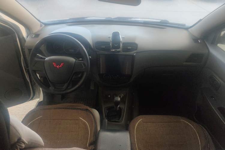 Used Wuling Hongguang 2021 1.5L S Base Version LAR Interior 3