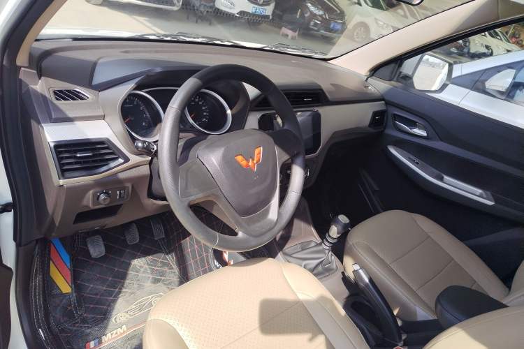 Used Wuling Hongguang 2021 1.5L Facelifted S Comfort Version with Electric Power Steering LAR Interior 4