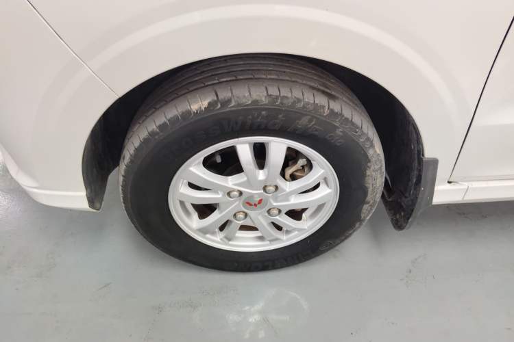 Used Wuling Hongguang 2021 1.5L S Standard Version LAR Left Front Wheel Hub