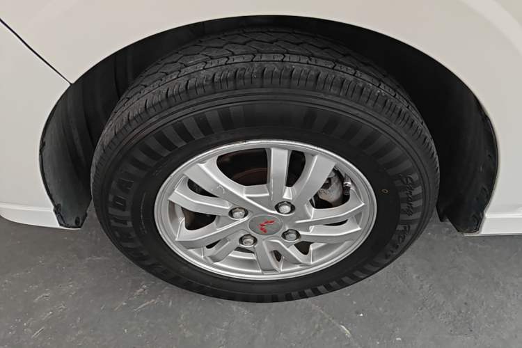 Used Wuling Hongguang 2021 1.5L S Comfort Edition LAR Left Front Wheel Hub