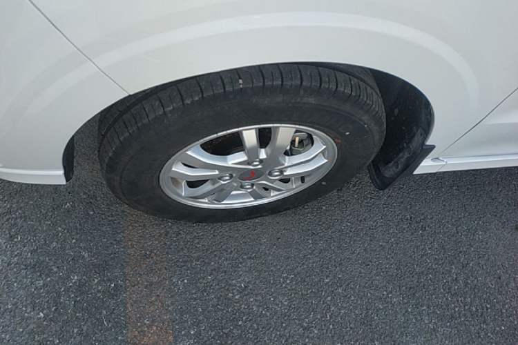Used Wuling Hongguang 2021 1.5L Revised S Standard Version with Electric Power Steering LAR Left Front Wheel Hub