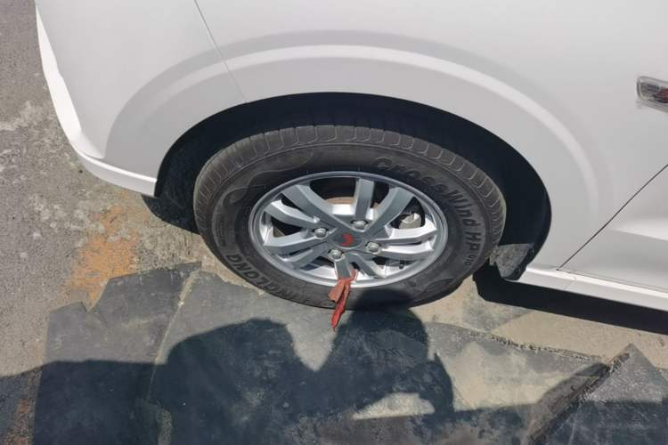 Used Wuling Hongguang 2021 1.5L S Standard Version LAR Left Front Wheel Hub