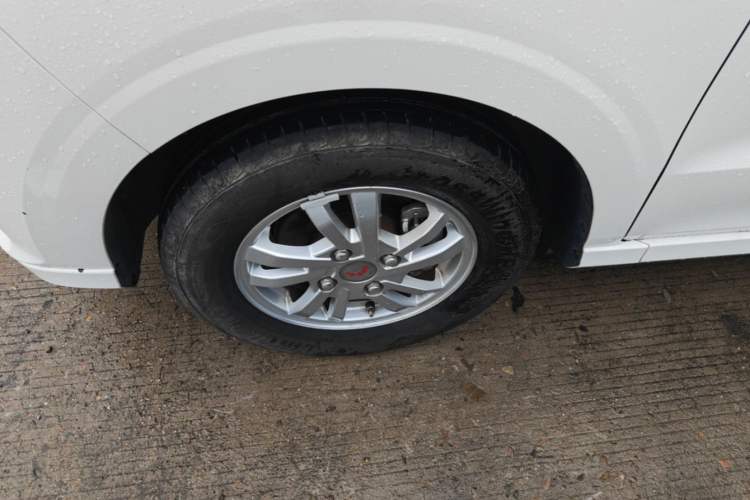 Used Wuling Hongguang 2021 1.5L S Comfort Edition LAR Left Front Wheel Hub