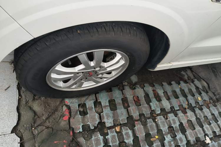 Used Wuling Hongguang 2021 1.5L Revised S Standard Version Hydraulic-Power-Assisted LAR Left Front Wheel Hub