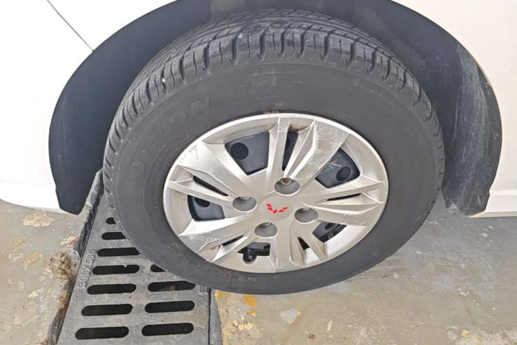 Used Wuling Hongguang 2021 1.5L S Base Version LAR Left Front Wheel Hub