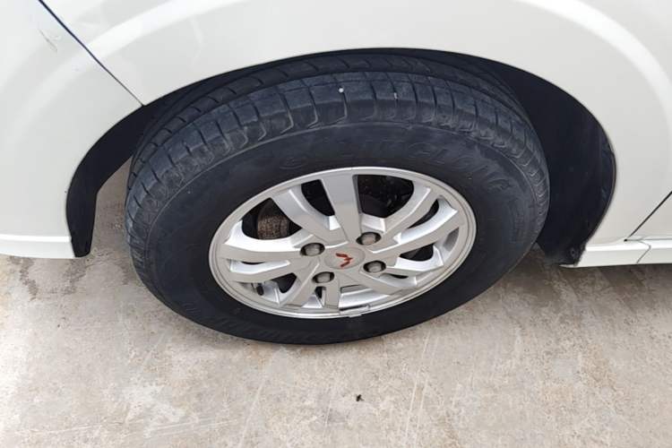 Used Wuling Hongguang 2021 1.5L S Comfort Edition LAR Left Front Wheel Hub