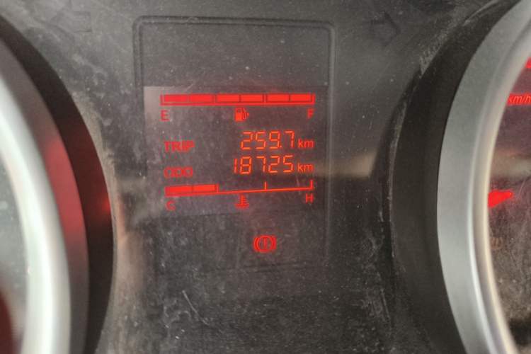 Used Wuling Hongguang 2021 1.5L Revised S Standard Version Hydraulic-Power-Assisted LAR Odometer Close Up