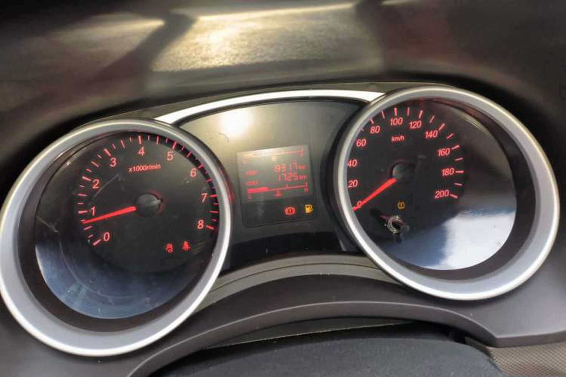Used Wuling Hongguang 2021 1.5L S Standard Version LAR Odometer Close Up