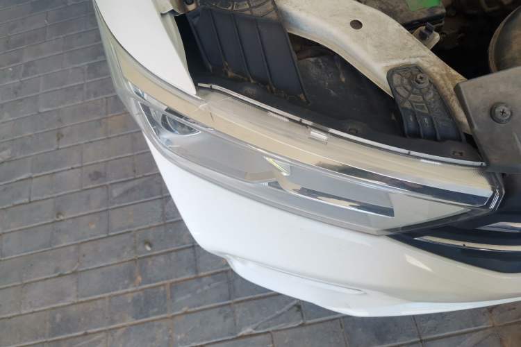 Used Wuling Hongguang 2021 1.5L S Standard Version LAR Right Front Headlight