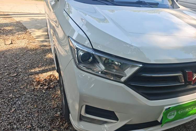 Used Wuling Hongguang 2021 1.5L S Standard Version LAR Right Front Headlight