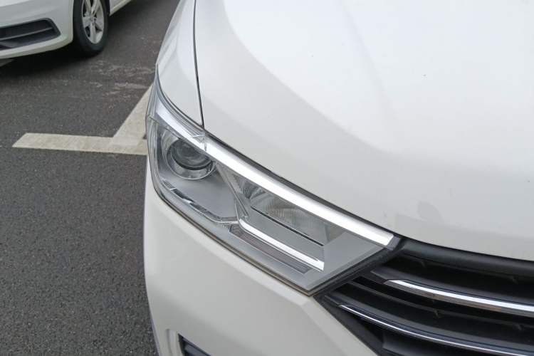 Used Wuling Hongguang 2021 1.5L Facelifted S Comfort Version with Electric Power Steering LAR Right Front Headlight