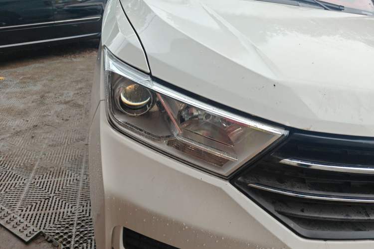 Used Wuling Hongguang 2021 1.5L Facelifted S Comfort Version with Electric Power Steering LAR Right Front Headlight