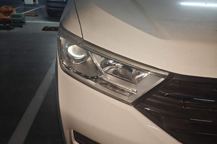Used Wuling Hongguang 2021 1.5L S Standard Version LAR Right Front Headlight