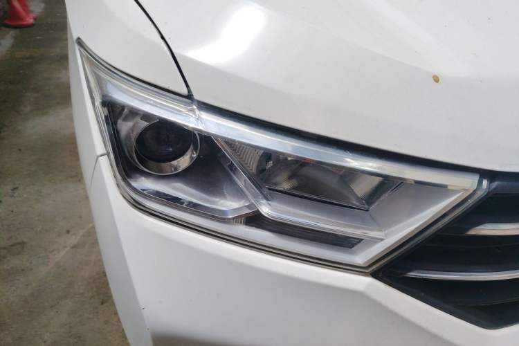 Used Wuling Hongguang 2021 1.5L S Standard Version LAR Right Front Headlight