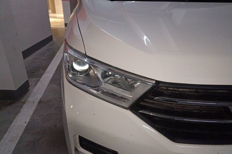 Used Wuling Hongguang 2021 1.5L S Standard Version LAR Right Front Headlight