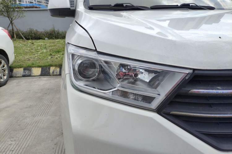 Used Wuling Hongguang 2021 1.5L S Standard Version LAR Right Front Headlight