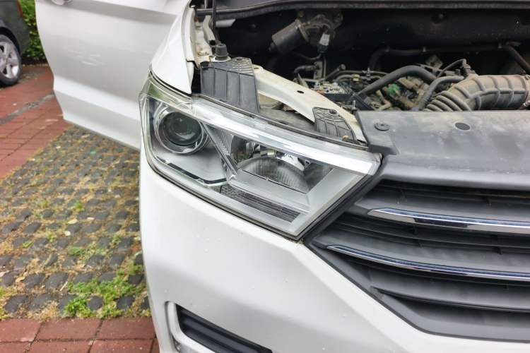 Used Wuling Hongguang 2021 1.5L S Standard Version LAR Right Front Headlight