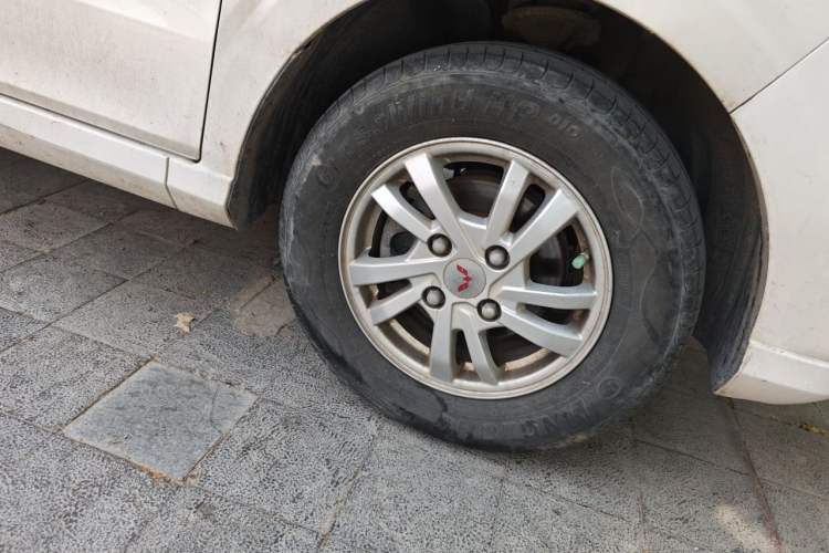 Used Wuling Hongguang 2021 1.5L Revised S Standard Version with Electric Power Steering LAR Right Front Wheel Hub