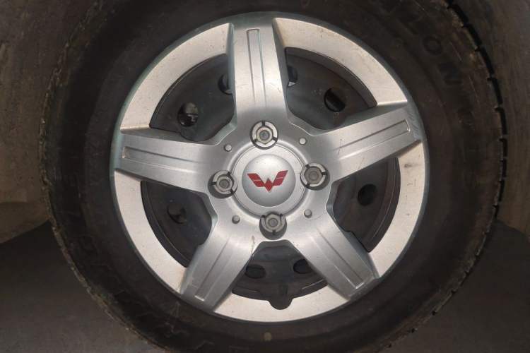 Used Wuling Hongguang 2021 1.5L S Base Version LAR Right Front Wheel Hub