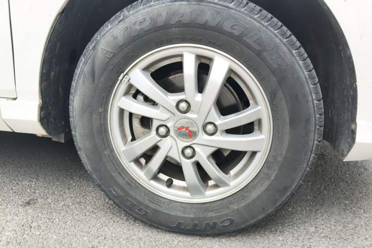 Used Wuling Hongguang 2021 1.5L Revised S Standard Version Hydraulic-Power-Assisted LAR Right Front Wheel Hub