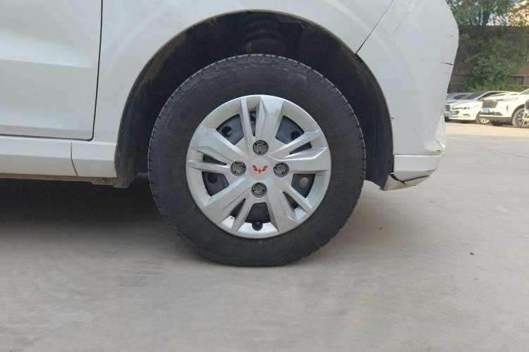 Used Wuling Hongguang 2021 1.5L Revised S Base Version with Electric Power Steering LAR Right Front Wheel Hub