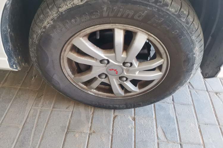Used Wuling Hongguang 2021 1.5L S Standard Version LAR Right Front Wheel Hub