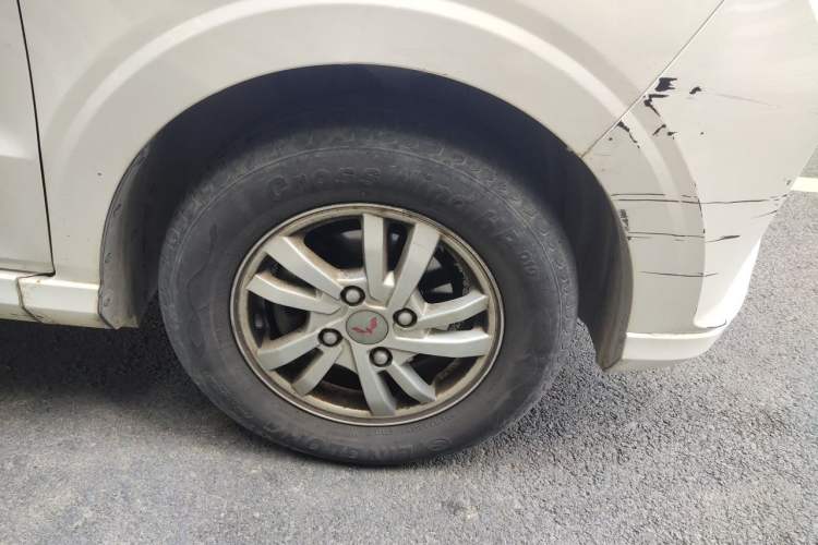 Used Wuling Hongguang 2021 1.5L S Comfort Edition LAR Right Front Wheel Hub