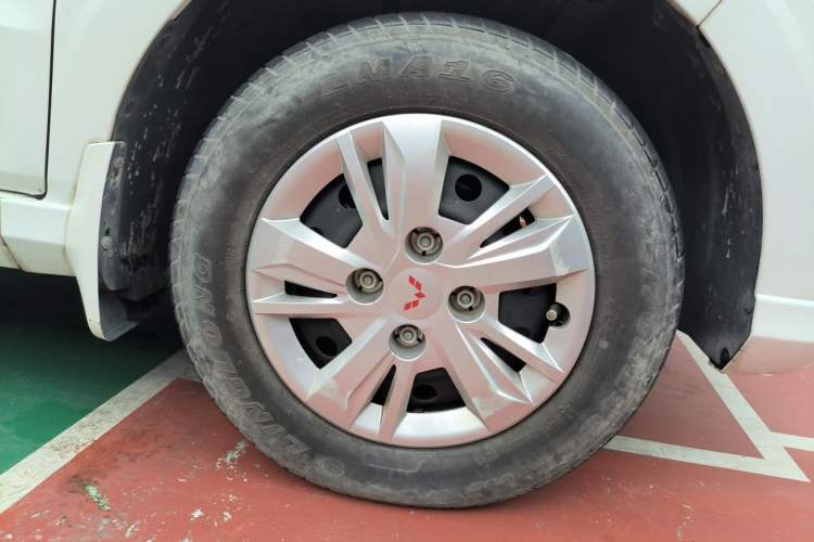 Used Wuling Hongguang 2021 1.5L S Base Version LAR Right Front Wheel Hub