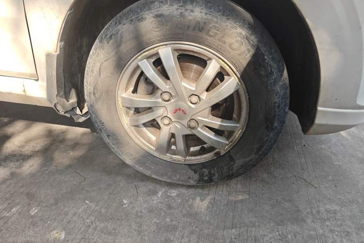 Used Wuling Hongguang 2021 1.5L S Comfort Edition LAR Right Front Wheel Hub