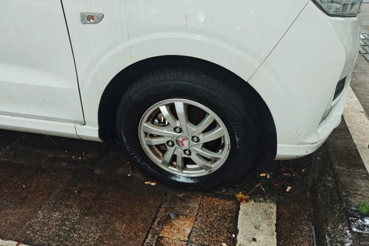Used Wuling Hongguang 2021 1.5L Facelift S Comfort Version Hydraulic Power Steering LAR Right Front Wheel Hub