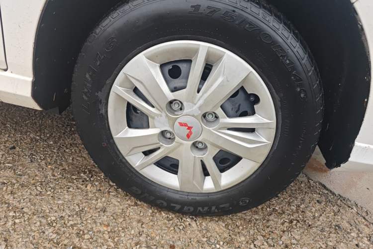 Used Wuling Hongguang 2021 1.5L S Base Version LAR Right Front Wheel Hub
