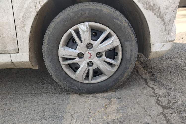 Used Wuling Hongguang 2021 1.5L Revised S Base Version Hydraulic Power Steering LAR Right Front Wheel Hub