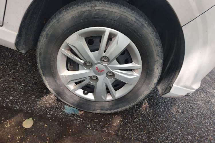 Used Wuling Hongguang 2021 1.5L S Base Version LAR Right Front Wheel Hub