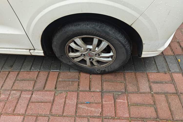 Used Wuling Hongguang 2021 1.5L Revised S Standard Version with Electric Power Steering LAR Right Front Wheel Hub