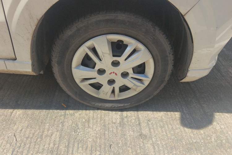 Used Wuling Hongguang 2021 1.5L Revised S Base Version with Electric Power Steering LAR Right Front Wheel Hub