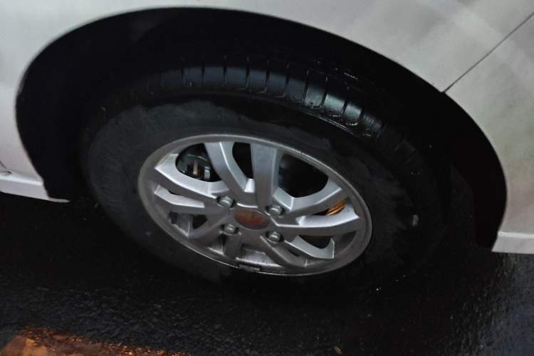Used Wuling Hongguang 2021 1.5L S Comfort Edition LAR Right Front Wheel Hub