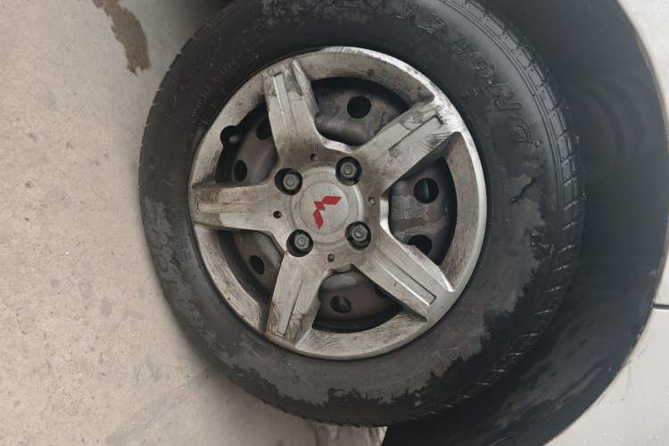 Used Wuling Hongguang 2021 1.5L Revised S Base Version Hydraulic Power Steering LAR Right Front Wheel Hub