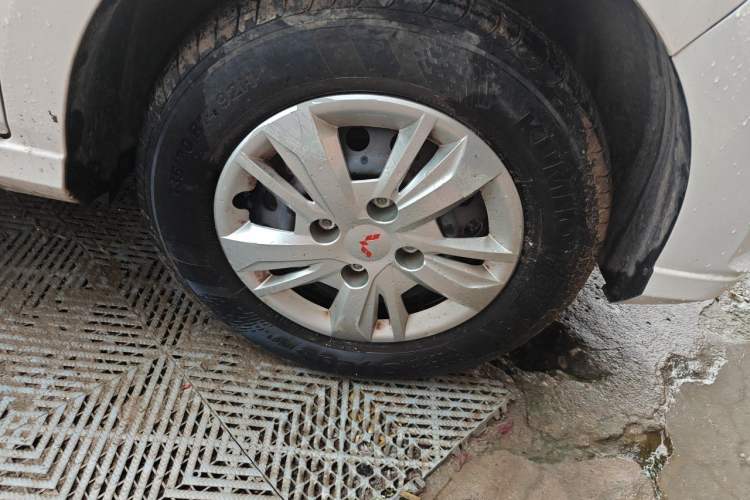 Used Wuling Hongguang 2021 1.5L Facelifted S Comfort Version with Electric Power Steering LAR Right Front Wheel Hub