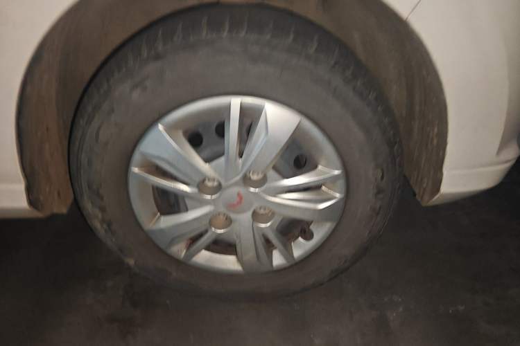 Used Wuling Hongguang 2021 1.5L S Standard Version LAR Right Front Wheel Hub