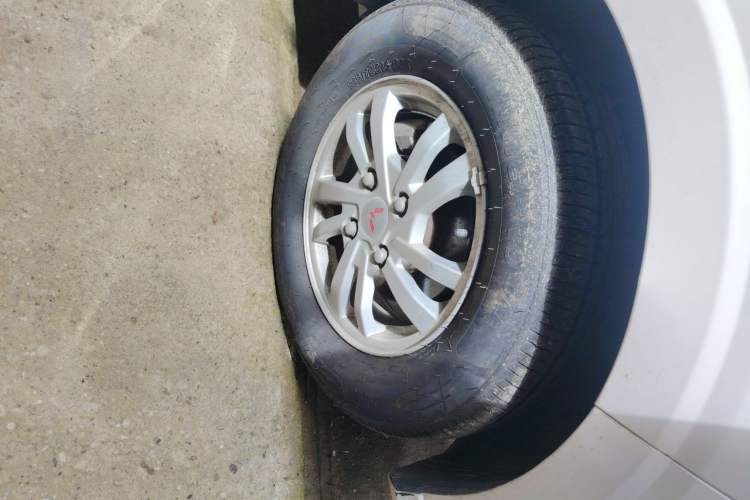 Used Wuling Hongguang 2021 1.5L S Standard Version LAR Right Front Wheel Hub