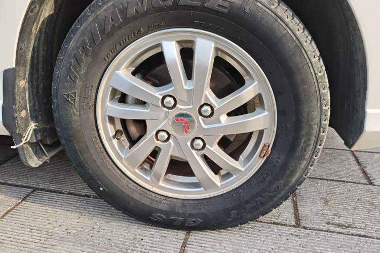 Used Wuling Hongguang 2021 1.5L S Standard Version LAR Right Front Wheel Hub