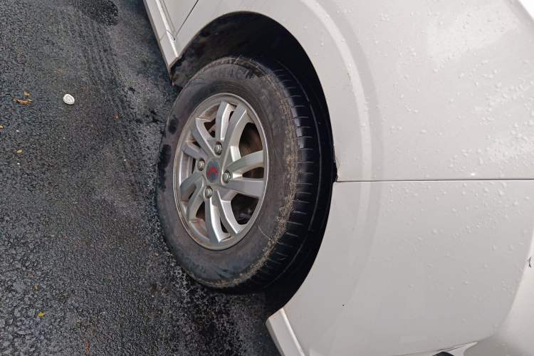 Used Wuling Hongguang 2021 1.5L Revised S Standard Version with Electric Power Steering LAR Right Front Wheel Hub